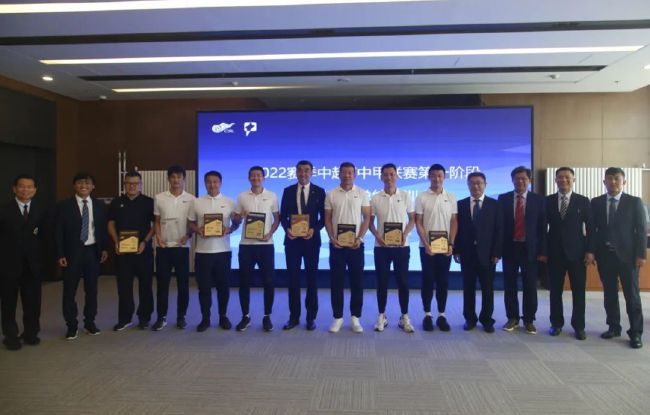 MV映照一路向前的你我 2024-08-19 由徐峥执导，众乐乐编剧工作室、何可可、徐峥编剧，徐峥、辛芷蕾领衔主演的现实主义电影《逆行人生》正在全国热映中，目前票房已突破3亿！