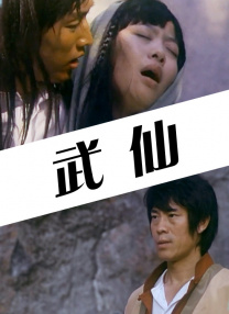 它的红色“瞳孔”始终以固定角度凝视人类，似乎在学习我们的一言一行。